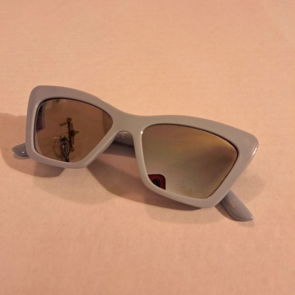VINCE CAMUTO Cat Eye Light Blue Sunglasses VC899
